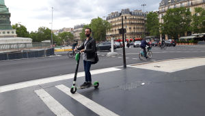 Det är inte alltid elsparkcykelåkare har så här gott om svängrum på Paris gator. Elscooteråkare på Place de la Bastille
