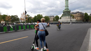 Elscooteråkare tar en selfie på Place de la Bastille. elscooteråkare tar selfie på place de la bastille