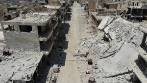 Khan Sheikhoun står i ruiner efter flera år av strider och bombningar Sönderbombade byggnader i utkanten av Khan Sheikhoun