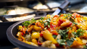 På övre stadiet och vid gymnasierna serveras vegetarisk mat redan idag varje dag, vid sidan av den vanliga skolmaten, berättar Haukioja. kasvispata
