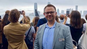 Optimist. Rabbin Isaiah Rothstein var en av många Greta Thunberg-fans som var på plats när den sextonåriga klimataktivisten avslutade sin två veckor långa seglats till New York. Rabbi Isaiah Rothstein med New York i bakgrunden.