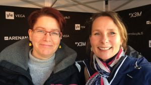 Katianna Kuula (t.v.) och Ullamaj Skoglund diskuterade hundar på torg i Yle Västnylands sändning från Ekenäs höstmarknad. Två kvinnor ser in i kameran och ler.
