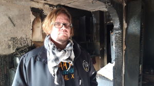 Marko Perälä hoppas kunna flytta tillbaka till sitt hem om ett år. Marko Perälän kodin seinät ovat tulipalon jälkeen mustat. Kaikki omaisuus tuhoutui 3. lokakuuta tapahtuneessa kotikerrostalon palossa.
