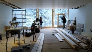 Några månader kvar till invigning. Karin Widnäs filmas i sitt halvfärdiga museum KWUM