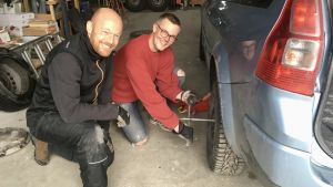 Nicolas Le Grand och Johan Ström använder sig av handkrafter då det byter däck. Nicolas Le Grand och Joakim Ström byter däck.