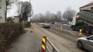 Cykelvägen slutar abrupt. Provisoriska trafikarrangemang vid Brändövägen i Vasa.