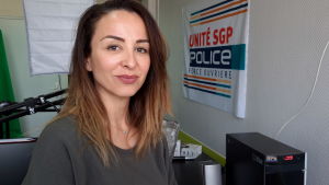 - Det är som om terrorismen i dag håller på att normaliseras, säger den kända polisen Linda Kebbab. En småleende kvinna i ett kontor med en banderoll med texten Police på väggen.
