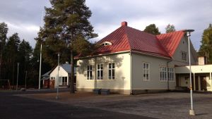 Öja skola behöver två elever till för att få en tredje lärare nästa läsår. Öja skola