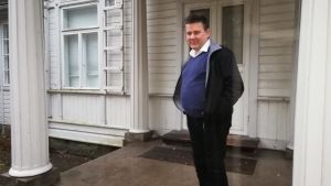 Erik på besök i Hangö. Det finns också ett fotografi på Margit från 1956 där hon poserar på just den här trappan in till Bellevue. Svenska Erik Jahn besökte Bellevue i Hangö i letandet efter sin biologiska pappa.