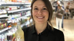 Pamela Golabek, som är butikschef i en matvaruaffär i London, förevisar CBD-Kombucha. dryck med cannabidiol