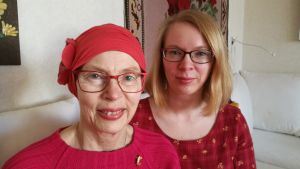 Christine Saarukka gick bort i cancer våren 2017, men lever vidare genom Maria och hennes familj. "Vi pratar om henne, minns vad hon sa och lagar hennes mat. Det är också ett sätt att bearbeta förlusten", säger Maria Turtschaninoff. Maria tillsammans med sin mamma Christine.