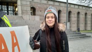 22-åriga Milla har en pappa som jobbar på Posten och arbetsgivarens lönepolitik stressar familjen hårt. Milla (22 år) har en pappa som jobbar på posten.