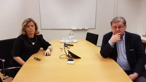Viking Lines kommunikationsdirektör Johanna Boijer Svahnström och vd Jan Hanses säger att rederiet överväger att flagga ut sina finska fartyg med anledning av Sjömansunionens pågående sympatistrejken. Viking Lines kommunikationschef Johanna Boijer-Svahnström och vd Jan Hanses sitter på var sin sida om ett träbord och ser allvarliga ut.