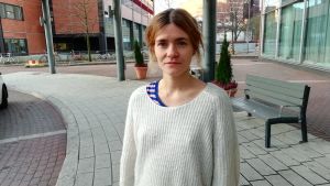 – Man ska inte välja en låt som man tror att någon skulle gilla, och på samma sätt så ska man inte göra en föreställning som man tror att teatern vill att man ska göra, säger Ásrún Magnúsdóttir. En ung kvinna står utanför ett hotell och tittar in i kameran.