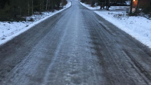 Väg i Skatila i Korsholm den 12.12.2019 klockan 10.00. Väg i Skatila i Korsholm den 12.12.2019 klockan 10.00.