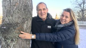 Matti Vainio och rektor Sanna Orusmaa är glada över att Domkyrkan gran blir till råvara för finska arbetarinstitutets kurser i vår. Matti Vainio och Sanna Orusmaa i Samppalinnaparken med Domkyrkan i bakgrunden.