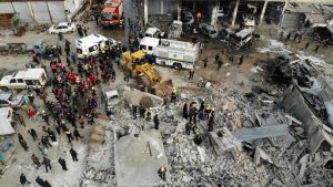 tiotals civila skadades då en bomb träffade ett torg i staden Idlib En drönarbild av räddningsinsatsen efter en bombräd mot ett torg i staden Idlib.