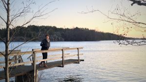 Januari har varit ovanligt varm, konstaterar Jonna Engström-Öst som så sent som i går tog sig ett dopp i havet just på denna plats. Jonna Engström-Öst på en brygga vid Tvärminne zoologiska station.