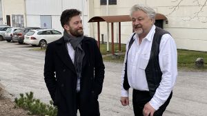 Toni Hyytinen från solkraftverksleverantören Solnet och entreprenören Sture Udd. Två män står ute och fryser