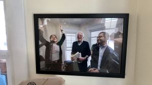 Bernie Sanders besökte Elizabeth Ropps hem i samband med presidentvalskampanjen 2016. Fotografi av Bernie Sanders och Elizabeth Ropp.
