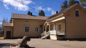 Djupsjöbacka skola är i dag en plats för fester. Före detta Djupsjöbacka skola i Kronoby.