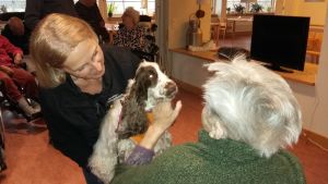 Hundar måste aktiveras varje dag, påpekar Carina Nyman som på bilden besöker Tunahemmet med sin hund Ayda som är utbildad kompishund. Kompishunden Ayda hälsar på de äldre i Tunahemmet i Snappertuna.