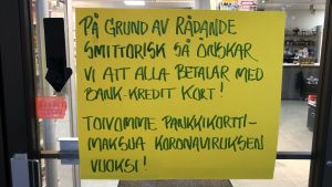 Det finns butiker som önskar att kunderna inte betalar med sedlar och mynt just nu. Skylt om smittorisk.