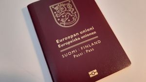 Då gränsbevakarna konstaterade att de var finska medborgare var det så gott som fritt fram att åka in i landet. Suomen passi.