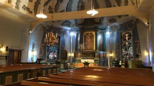 Musikgudstjänsten spelades in i Nykarleby kyrka. Interiör ur Nykarleby kyrka