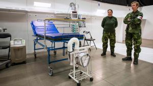 Försvaret har inrättat fältsjukhus på Stockholmsmässan i Älvsjö för att ta emot coronapatienter, också intensivvårdspatienter. Fältsjukhuset har ännu inte tagits i bruk. Sjukhussäng i mässhallens fältsjukhus.