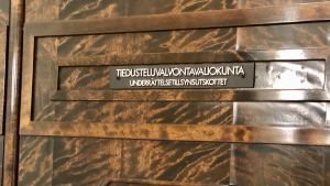 Hemligaste dörren i riksdagshuset Underrättelsetillsynsutskottets stängda bruna dörr i riksdagshuset.