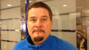 Jussi Lehtonen vid föreningen för bostadslösa tror att begränsningarna i rörelsefriheten på kort sikt kan förbättra situationen för bostadslösa. Närbild på Jussi Lehtonen.