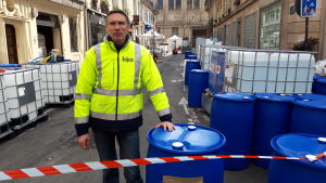Apotekaren Fabien Bruno basar för produktionen av handspriten som sker ute på gatan. Hans apotek hade inte tillräckligt med lokaler för tillverkningen. Apotekaren Fabien Bruno basar över produktionen av handspriten som sker ute på gatan. Hans apotek Delpech hade inte tillräckligt med lokaler för tillverkningen.