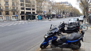 Strax intill ligger den världsberömda boulevarden Boulevard Saint-Germain som vanligtvis är livlig dygnet runt. I och med de hårda restriktionerna ligger gatan nu tom och öde. Det råder utegångsförbud i så gott som hela Frankrike. Strax intill ligger världsberömda boulevarden Boulevard Saint-Germain som vanligtvis är livlig dygnet runt. I och med de hårda franska restriktionerna att gå ut ligger den tom och öde.