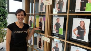 Att flytta affärerna till nätet medförde ett uppsving för företaget Cambridge, där vd:n Annika Rak stolt visar upp samlingen med nyrekryterad personal. Annika Rak i sin butik.