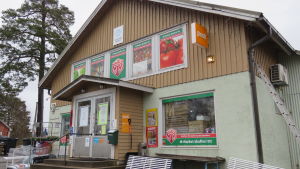 Bybutiken i Bromarv fick mycket kunder under våren, när coronapandemin fick många att flytta ut till stugan. En mataffär, bybutik utifrån. Nedanför trappan finns varor, bland annat impregnerat trävirke.