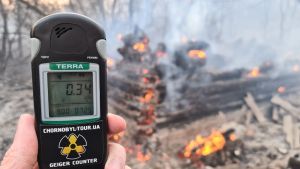 Strålningsmätning i ett brandområden i närheten av kärnkraftverket i Tjernobyl Strålningsmätning i ett brandområden i närheten av kärnkraftverket i Tjernobyl