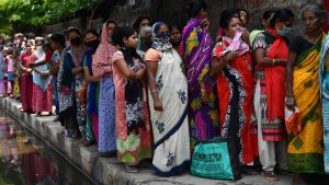 Kvinnor köar för matpaket i Guwahati 10.4.2020. Kvinnor köar för matpaket i Guwahati 10.4.2020