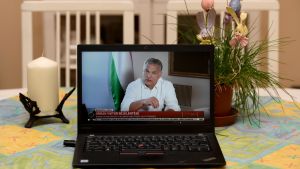 Premiärminister Viktor Orbán höll ett tv-tal den 9 april där han meddelade om förlängda virusrestriktioner. Här följer man med talet på en laptop i en bostad i Budapest. Premiärminister Viktor Orban höll ett tv-tal den 9 april där han meddelade om förlängda virusrestriktioner. Här följer man med talet på en laptop i en bostad i Budapest.