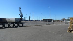 Ganska lite trafik i Hangö hamn. En del av Hangö hamn en solig vårdag med knallblå himmel. Hamnen är nästan tom på varor och fordon, vilket är ovanligt. (coronapandemi).