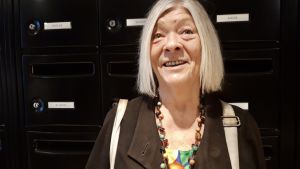 Pensionären Michèlle Lefebvre är guide. Hon har alltid en 1,5 liter stor vattenflaska i handväskan. Pensionären Michèlle Lefebvre är guide för turister. Hon har alltid en 1,5 liter stor vattenflaska i handväskan under turerna.