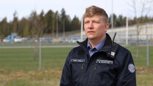 Björn Lindström säger att fängelset är väl förberett på ett eventuellt coronautbrott. En man i uniform tittar snett till vänster mot kameran.