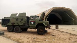 GNA:s styrkor intog flygbasen al-Watiya för en dryg vecka sedan. Ett övergivet militärfordon står utanför en hangarbyggnad