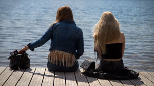 Stränder och kajkanter är populära platser för skolavslutningsfestligheter (Arkivbild). Två kvinnor på kajkant