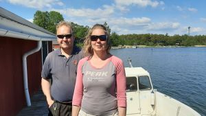 Peter och Anna Fihlman trivs bäst i öppna landskap. Peter och Anna Fihlman på en brygga.