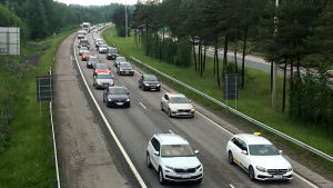 Autoja nelostiellä juhannusaattona.
