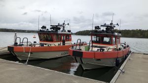 Sjöräddningssällskapets nya båtar Aisko och Tommi som finns i Helsingfors och Konnevesi. två sjöräddningsbåtar ligger vid brygga