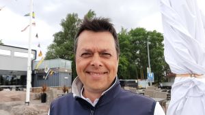 Magnus Roth från Hangö Segelförening fungerar som kanslichef i tävlingskansliet under tävlingarna. Porträttbild på Magnus Roth.