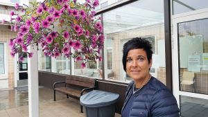 Cecilia Holmén är sjukskötare inom hemvården i Borgå. I dag vet klienterna att ansiktsskydden skyddar oss alla, först var klienterna nog rädda när vi kom in med dem. De kände inte igen oss, berättar hon. Cecilia Holmén bytte arbetsgivare efter 20 år. Jag har inte ångrat mig, säger hon om jobbet i hemvården i Borgå.