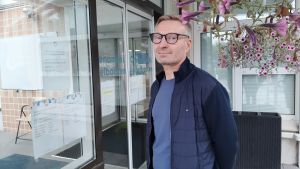 Krister Lindman är servicechef för hemvården i Borgå. Besöksförbudet fick våra klienter att låsa in sig för flera veckor, ja månader, för vissa av dem, minns han. Det var nog kaotiska tider. Krister Lindman är servicechef inom hemvården i Borgå.